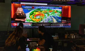 Những nhà khí tượng chật vật chống tin giả trong bão Milton